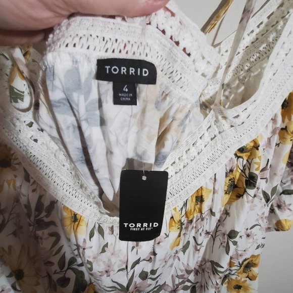 Torrid YELLOW FLORAL STRETCH CHALLIS COLD SHOULDER TOP - Picture 9 of 12